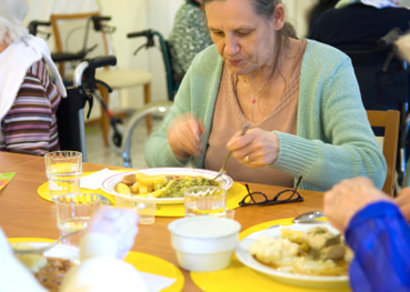 Having family members at meals does not improve nursing home residents’ food intake, study shows