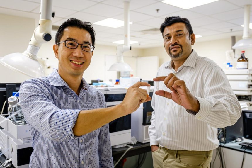 Image of Prof. Joachim Loo and LiberaTx CEO Dr. Shashi Kesavapany holding the once-daily pill.