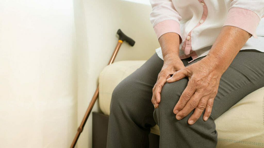 Surgeons: Oldest knee replacement patients report superior pain relief
