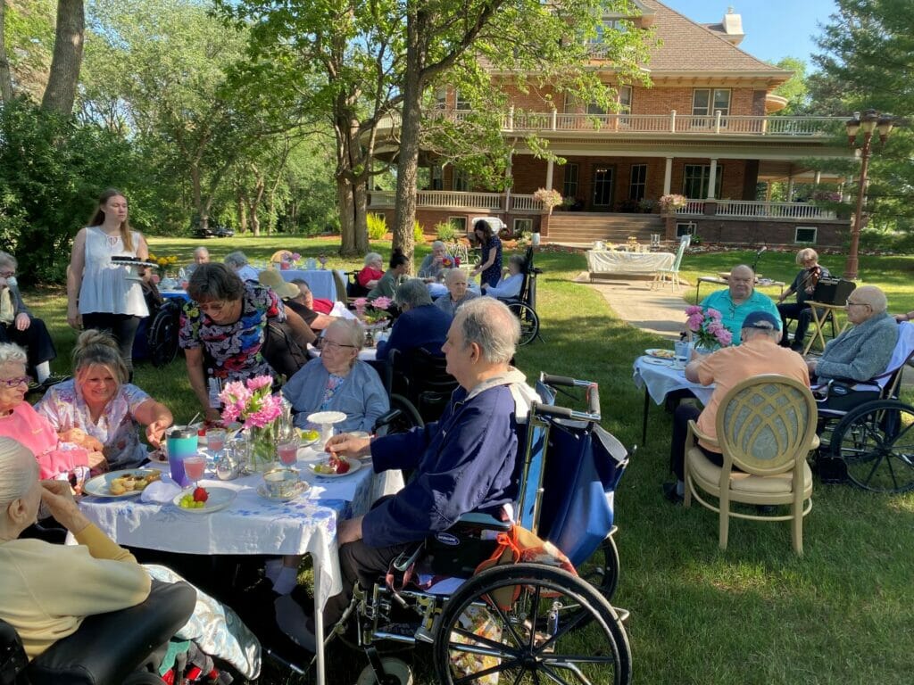Nursing home residents recreate ‘Roaring Twenties’ picnic at historic mansion